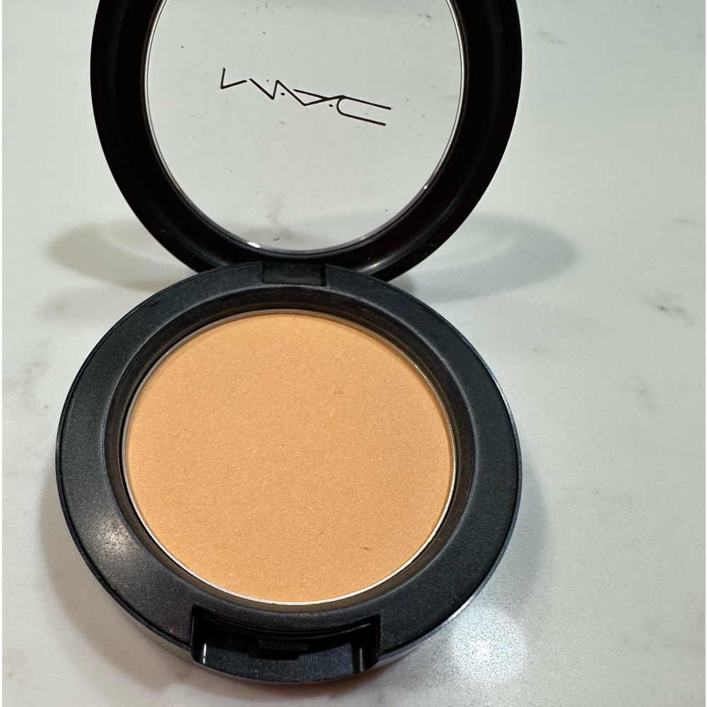 Used ** MAc Cosmetics Shaping Powder In Soft Focus limited edition